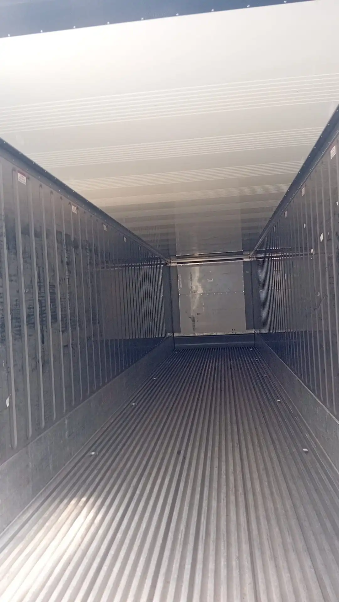 Boş reefer konteynerin yalıtımlı iç hacmi